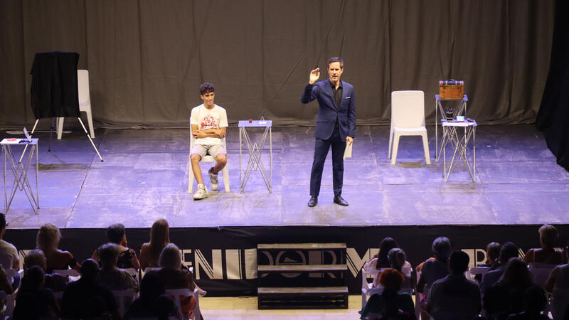 The mentalism of Toni Bright dazzles a packed auditorium Óscar Esplá in Benidorm