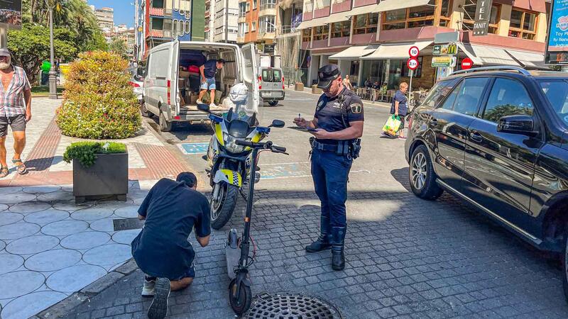 La Policía Local de Benidorm retira en agosto 5 patinetes eléctricos por incumplir la normativa en una campaña de controles aleatorios