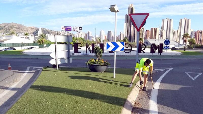 Benidorm inicia una campaña de limpieza y desbroce de caminos rurales, laderas y parkings disuasorios