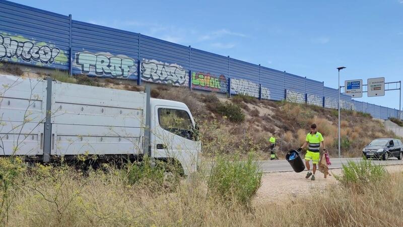 Benidorm inicia una campaña de limpieza y desbroce de caminos rurales, laderas y parkings disuasorios