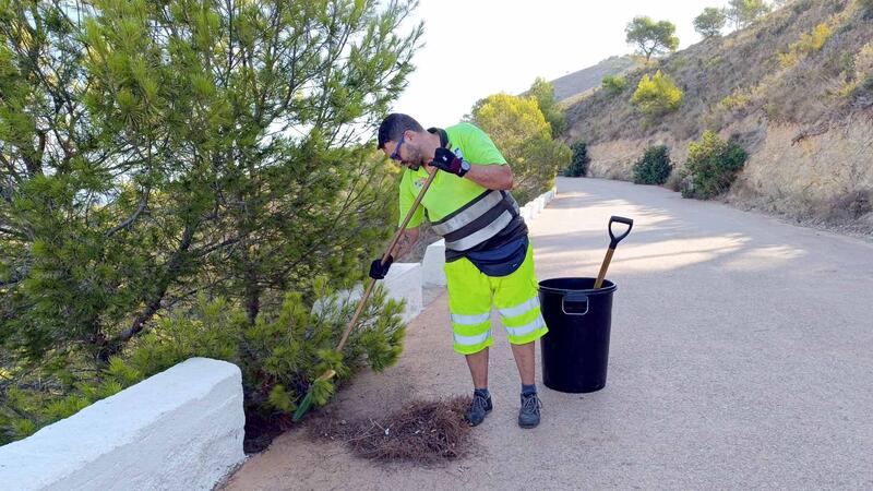 Benidorm inicia una campaña de limpieza y desbroce de caminos rurales, laderas y parkings disuasorios