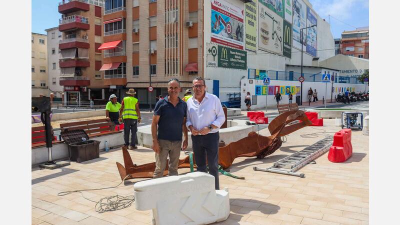 Comienza el montaje de las esculturas monumentales que completan la reurbanización de la parte alta de la avenida de Beniardá