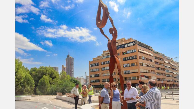 Comienza el montaje de las esculturas monumentales que completan la reurbanización de la parte alta de la avenida de Beniardá