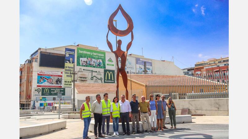 Comienza el montaje de las esculturas monumentales que completan la reurbanización de la parte alta de la avenida de Beniardá