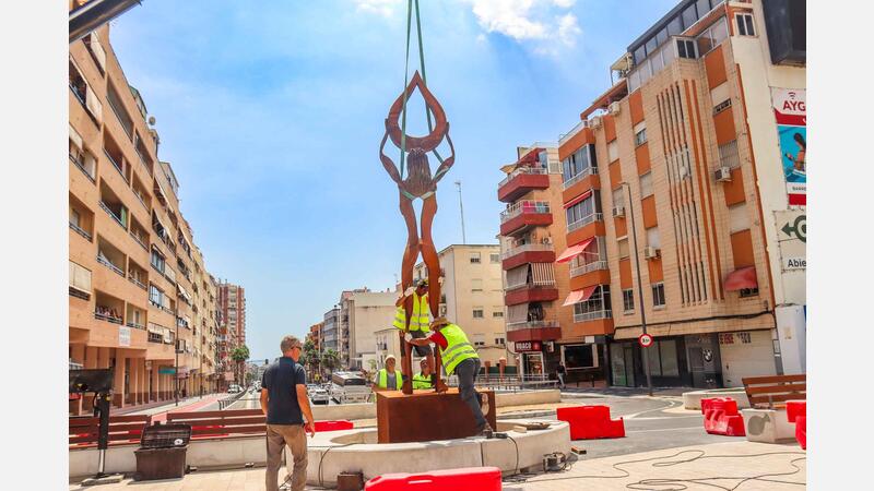 Comienza el montaje de las esculturas monumentales que completan la reurbanización de la parte alta de la avenida de Beniardá