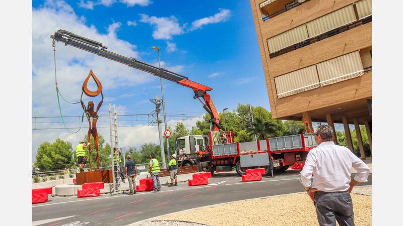Comienza el montaje de las esculturas monumentales que completan la reurbanización de la parte alta de la avenida de Beniardá