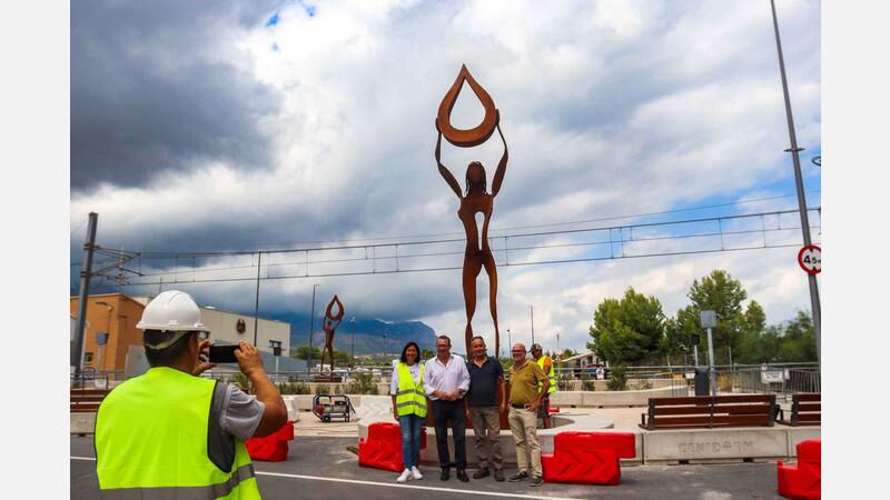 Comienza el montaje de las esculturas monumentales que completan la reurbanización de la parte alta de la avenida de Beniardá