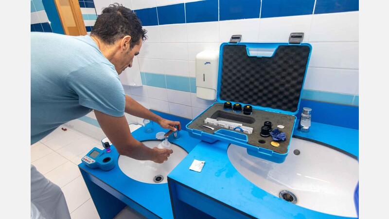 El Laboratorio Municipal analiza las instalaciones hídricas de los centros educativos de cara a la vuelta al cole