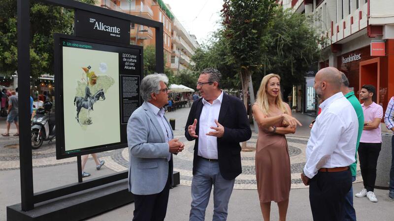 La plaza de la Hispanidad, escenario de la exposición ‘3.000 años de cultura del vino Alicante’