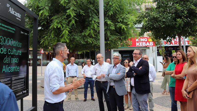 La plaza de la Hispanidad, escenario de la exposición ‘3.000 años de cultura del vino Alicante’