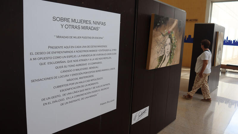 Benidorm acoge una exposición de dibujos del artista colombiano Fabián Salazar 