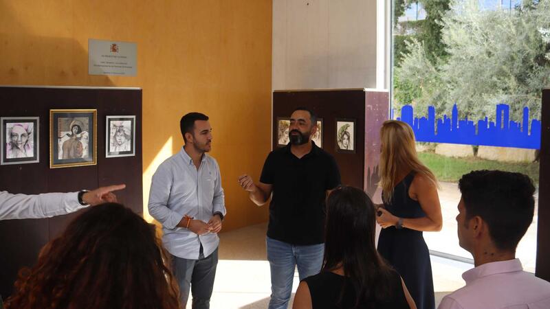 Benidorm acoge una exposición de dibujos del artista colombiano Fabián Salazar 