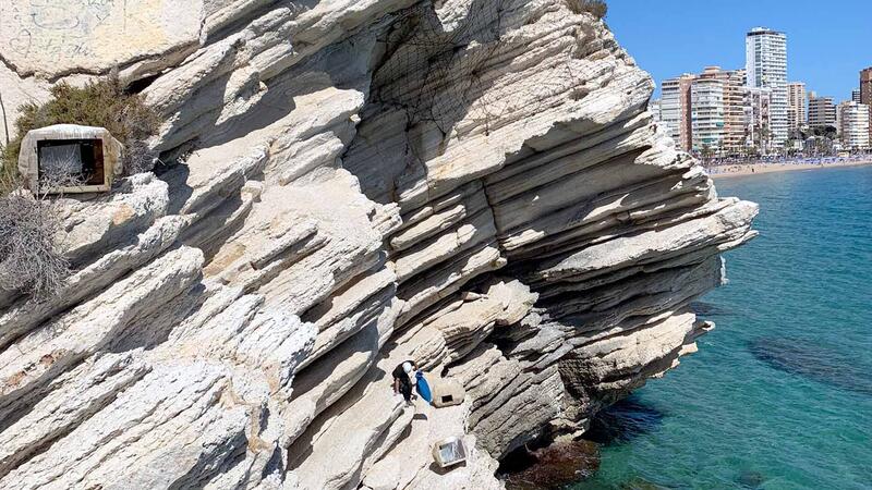 Benidorm lleva a cabo una limpieza intensiva en los acantilados del Castell