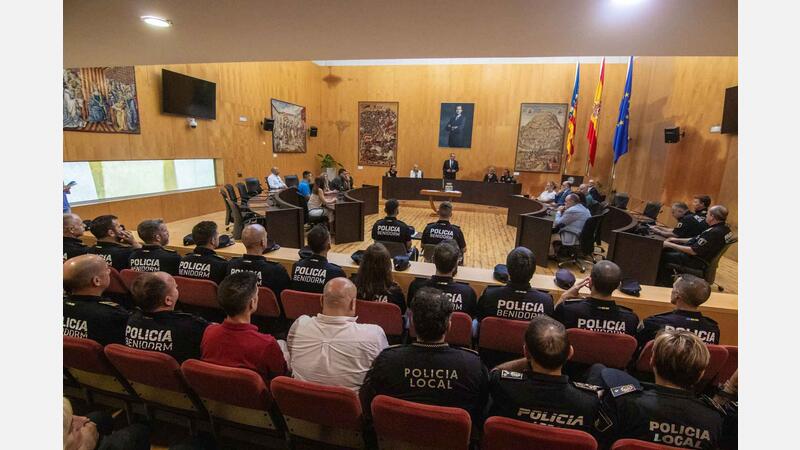 15 policías locales de Benidorm toman posesión de su cargo como agentes e inspectores 