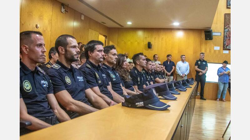 15 policías locales de Benidorm toman posesión de su cargo como agentes e inspectores 