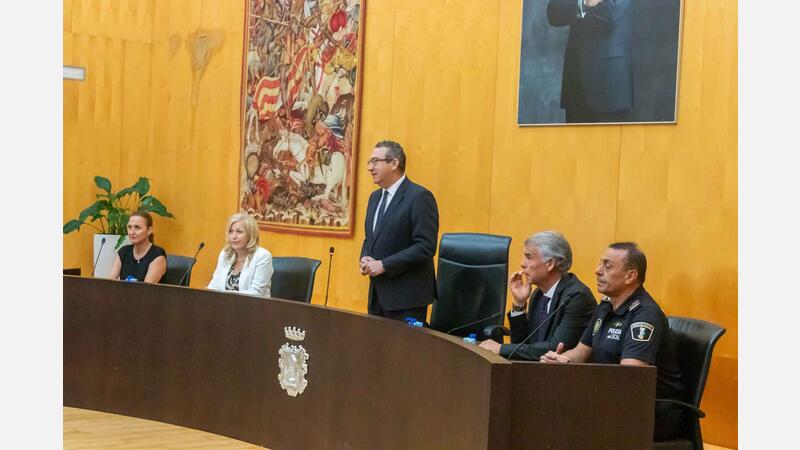 15 policías locales de Benidorm toman posesión de su cargo como agentes e inspectores 