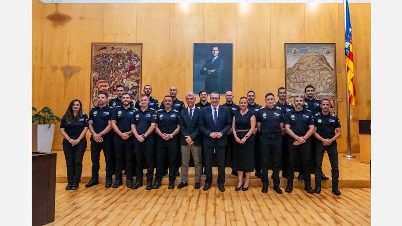 15 policías locales de Benidorm toman posesión de su cargo como agentes e inspectores 