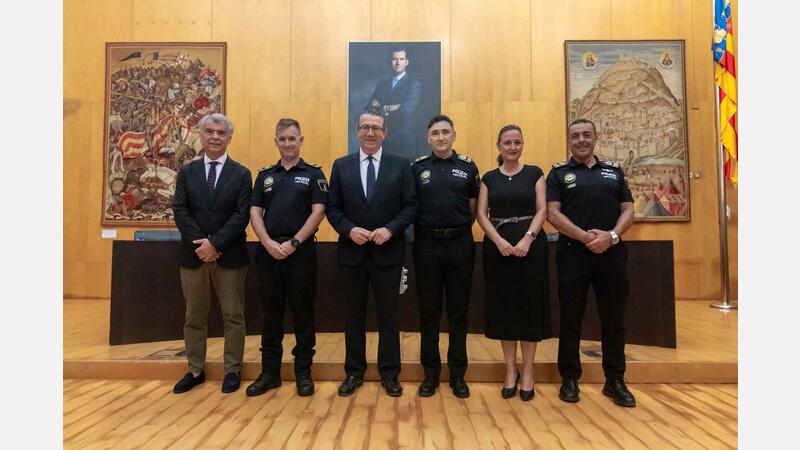 15 policías locales de Benidorm toman posesión de su cargo como agentes e inspectores 