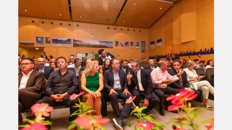Benidorm reconoce en el Día Mundial del Turismo a Antena 3 Noticias y los periodistas F.J. Benito y Michelle Baker