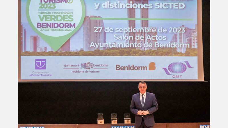 Benidorm reconoce en el Día Mundial del Turismo a Antena 3 Noticias y los periodistas F.J. Benito y Michelle Baker