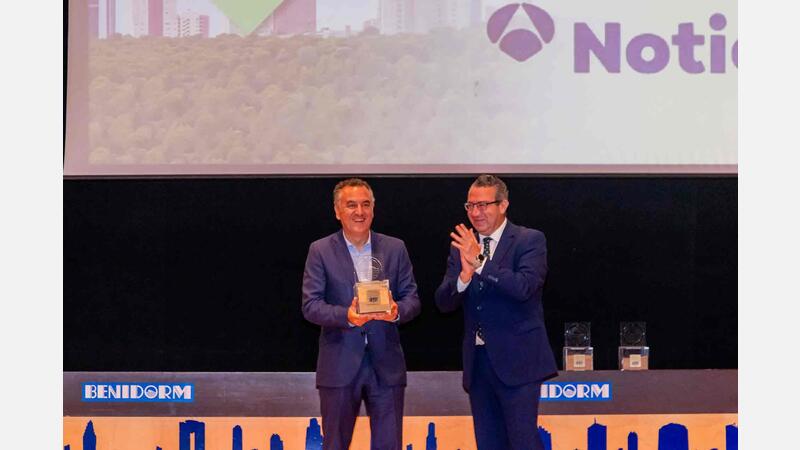 Benidorm reconoce en el Día Mundial del Turismo a Antena 3 Noticias y los periodistas F.J. Benito y Michelle Baker