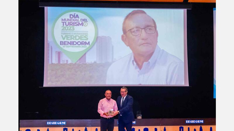 Benidorm reconoce en el Día Mundial del Turismo a Antena 3 Noticias y los periodistas F.J. Benito y Michelle Baker