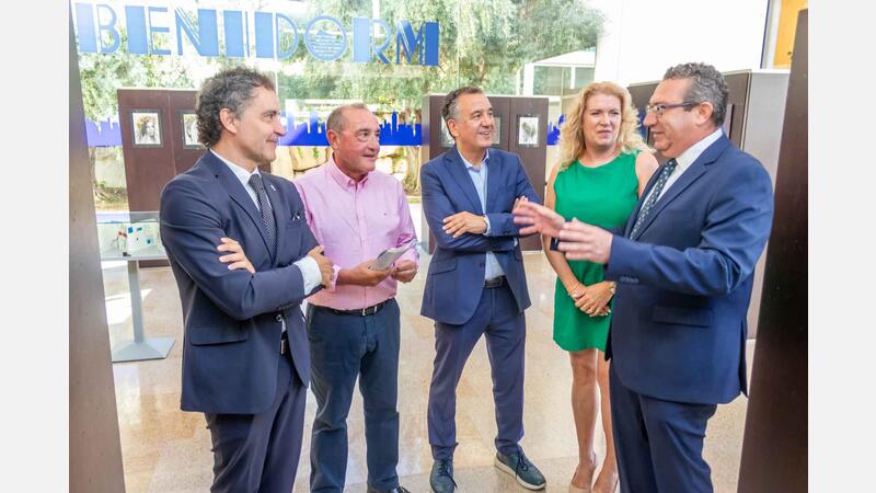 Benidorm reconoce en el Día Mundial del Turismo a Antena 3 Noticias y los periodistas F.J. Benito y Michelle Baker