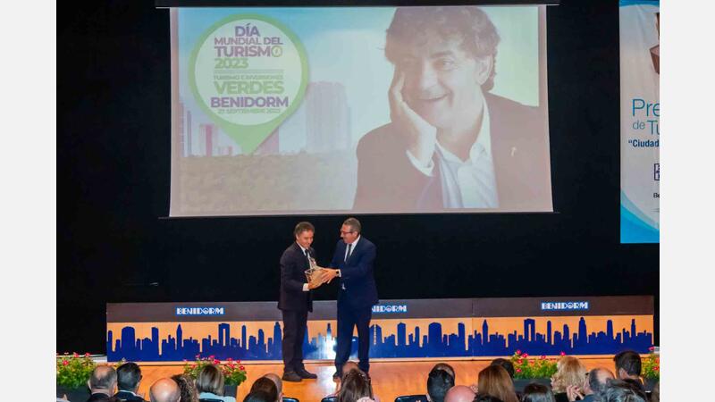 Benidorm reconoce en el Día Mundial del Turismo a Antena 3 Noticias y los periodistas F.J. Benito y Michelle Baker