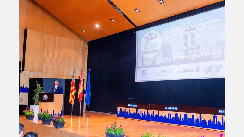 Benidorm reconoce en el Día Mundial del Turismo a Antena 3 Noticias y los periodistas F.J. Benito y Michelle Baker