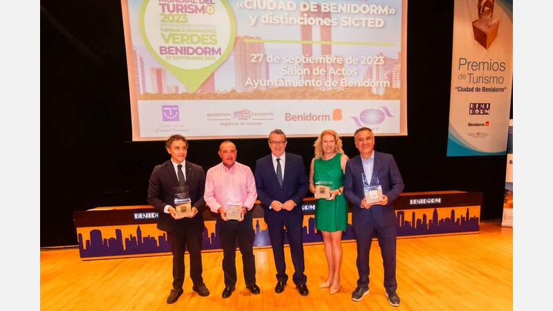 Benidorm reconoce en el Día Mundial del Turismo a Antena 3 Noticias y los periodistas F.J. Benito y Michelle Baker