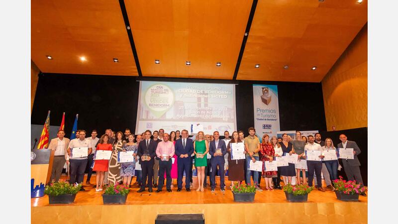Benidorm reconoce en el Día Mundial del Turismo a Antena 3 Noticias y los periodistas F.J. Benito y Michelle Baker