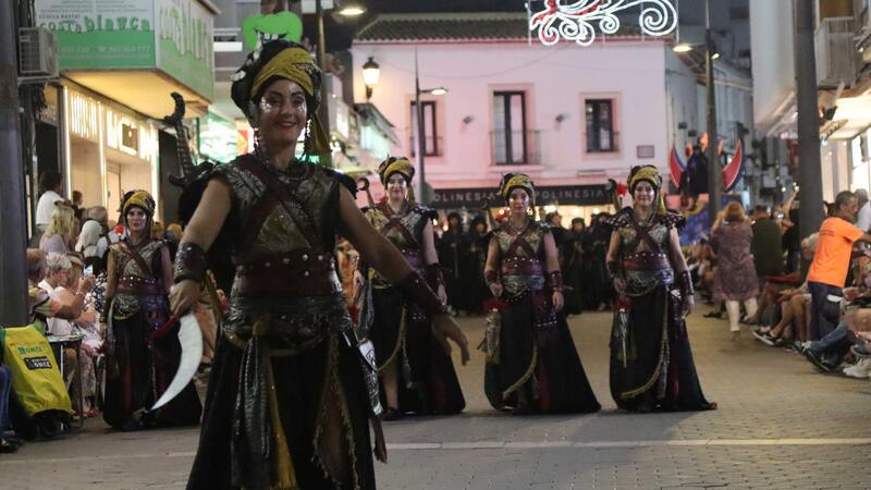 Milers de persones se citen als carrers de Benidorm per a presenciar l
