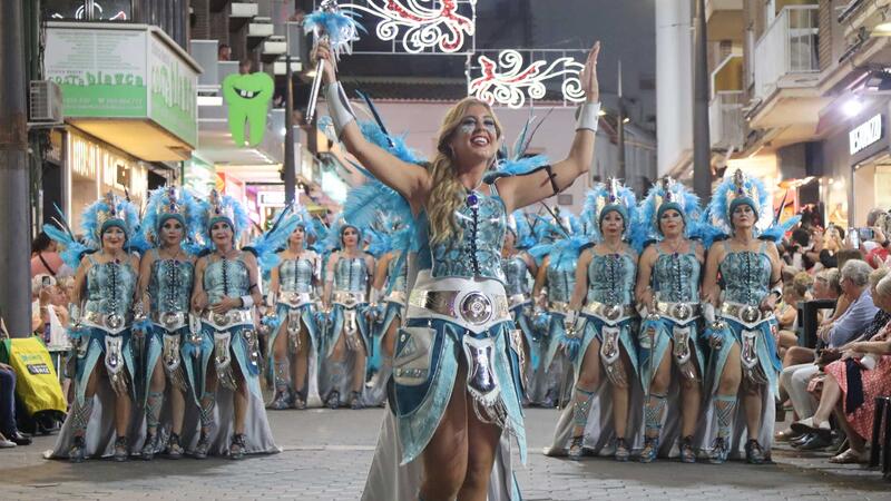 Milers de persones se citen als carrers de Benidorm per a presenciar l