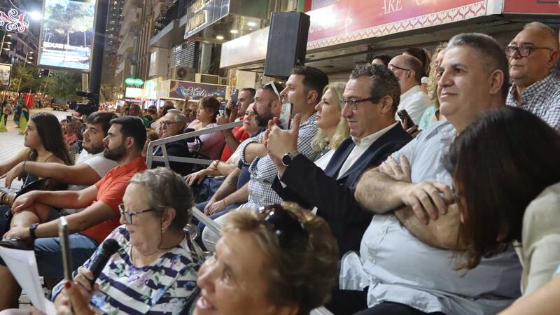 Milers de persones se citen als carrers de Benidorm per a presenciar l