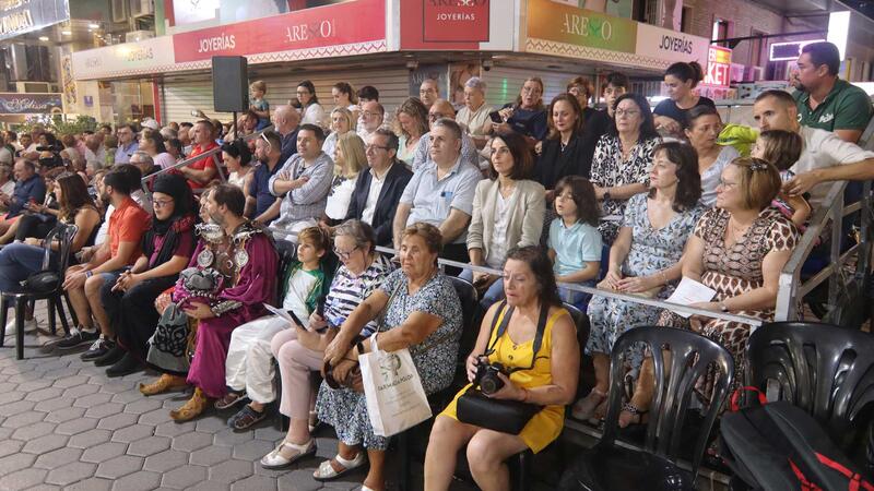 Milers de persones se citen als carrers de Benidorm per a presenciar l