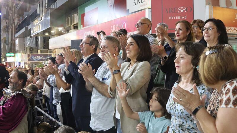 Milers de persones se citen als carrers de Benidorm per a presenciar l