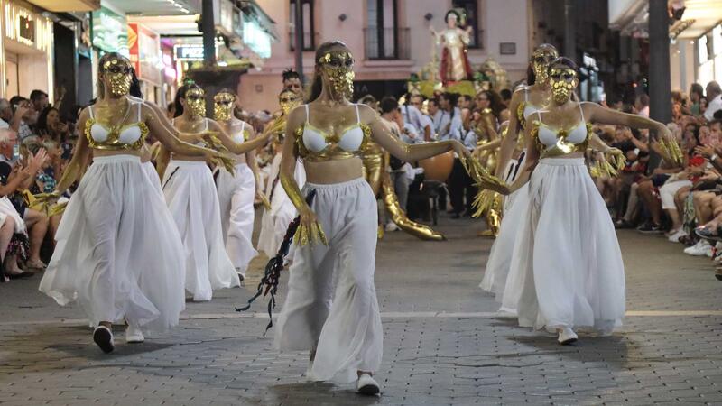 Milers de persones se citen als carrers de Benidorm per a presenciar l