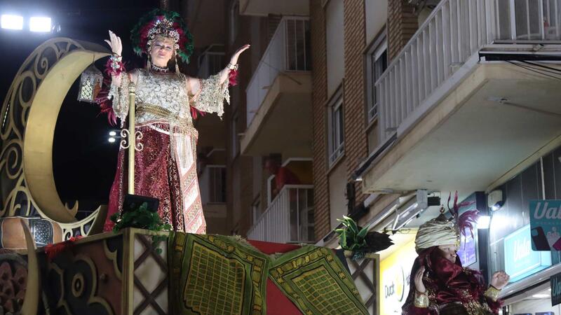Milers de persones se citen als carrers de Benidorm per a presenciar l
