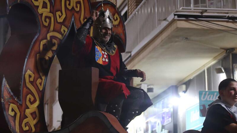 Milers de persones se citen als carrers de Benidorm per a presenciar l