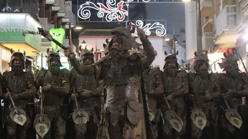 Milers de persones se citen als carrers de Benidorm per a presenciar l