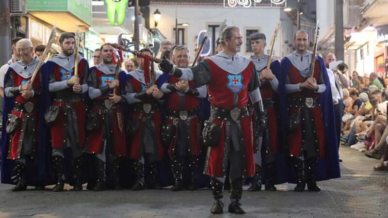 Milers de persones se citen als carrers de Benidorm per a presenciar l