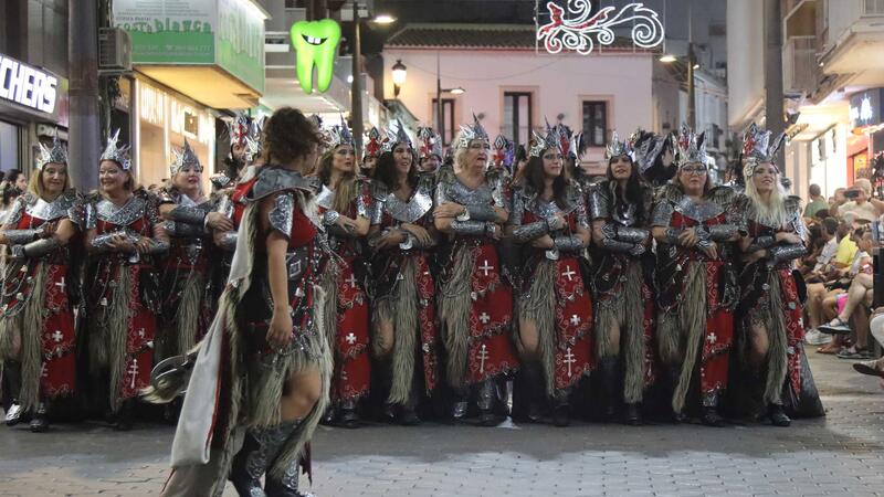 Milers de persones se citen als carrers de Benidorm per a presenciar l