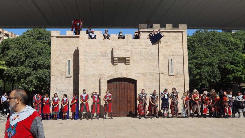 Los Moros y Cristianos ofrendan a San Jaime Apóstol tras el Parlamento de paz