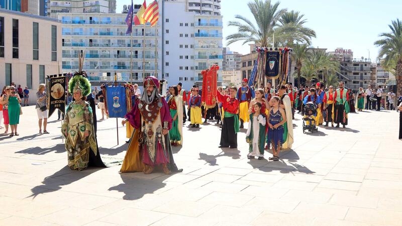 Los Moros y Cristianos ofrendan a San Jaime Apóstol tras el Parlamento de paz