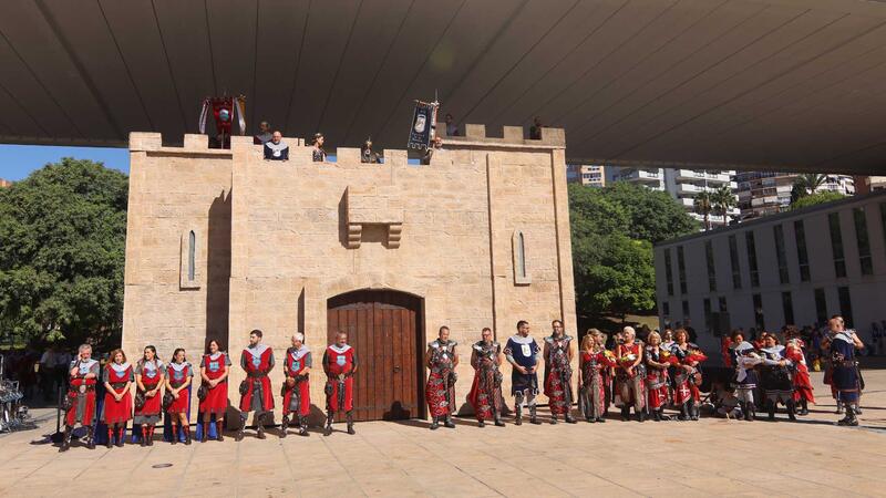 Los Moros y Cristianos ofrendan a San Jaime Apóstol tras el Parlamento de paz