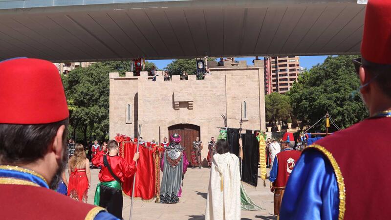 Los Moros y Cristianos ofrendan a San Jaime Apóstol tras el Parlamento de paz