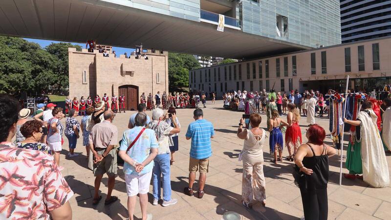 Los Moros y Cristianos ofrendan a San Jaime Apóstol tras el Parlamento de paz