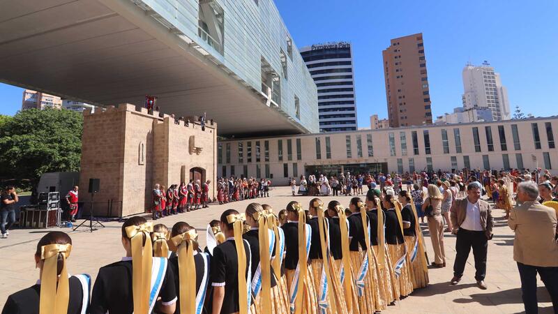 Los Moros y Cristianos ofrendan a San Jaime Apóstol tras el Parlamento de paz