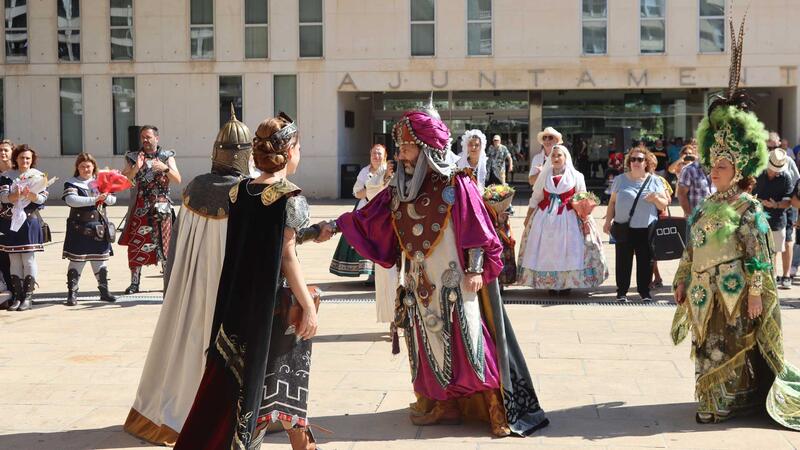 Los Moros y Cristianos ofrendan a San Jaime Apóstol tras el Parlamento de paz