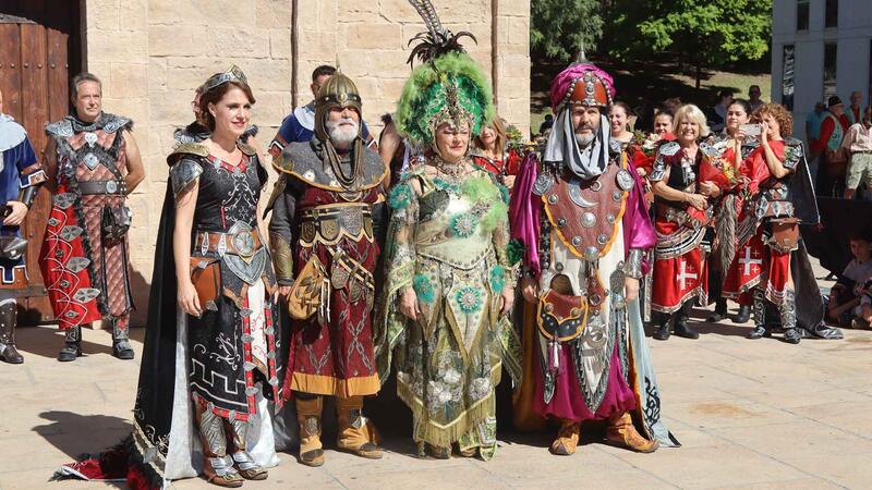Los Moros y Cristianos ofrendan a San Jaime Apóstol tras el Parlamento de paz